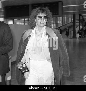 Foto del file datata 28/04/78 dell'attrice Raquel Welch che è stata a Londra per unirsi a Kermit, Fozzie e la banda per una apparizione al Muppet Show, all'aeroporto di Heathrow prima di volare a Parigi. Raquel Welch, la fantastica stella del viaggio, è morta all'età di 82 anni, il suo manager e la sua famiglia hanno confermato. Data di emissione: Mercoledì 15 febbraio 2023. Foto Stock