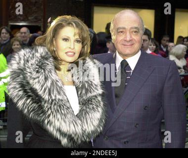 Foto del file datata 05/01/00 del proprietario di Harrods Mohamed al Fayed saluta la star del film Raquel Welch, 59, nel suo negozio di Knightsbridge, Londra, mentre aprì la vendita di gennaio. Raquel Welch, la fantastica stella del viaggio, è morta all'età di 82 anni, il suo manager e la sua famiglia hanno confermato. Data di emissione: Mercoledì 15 febbraio 2023. Foto Stock