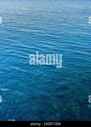La superficie di acqua di mare blu chiaro Foto Stock