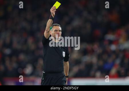 L'arbitro Andre Marriner mostra Jayden Bogle #20 di Sheffield United un cartellino giallo durante la partita del campionato Sky Bet Sheffield United vs Middlesbrough a Bramall Lane, Sheffield, Regno Unito, 15th febbraio 2023 (Foto di Gareth Evans/News Images) Foto Stock