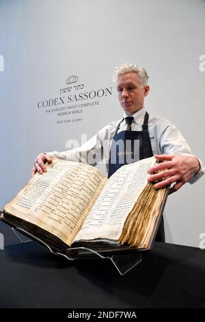 New York, Stati Uniti. 15th Feb, 2023. Il Codex Sassoon è presentato prima dell'asta da Sotheby's a New York, NY, il 15 febbraio 2023. Codex Sassoon è la prima e più completa Bibbia ebraica mai scoperto, risalente al 9th ° secolo. (Foto di Efren Landaos/Sipa USA) Credit: Sipa USA/Alamy Live News Foto Stock