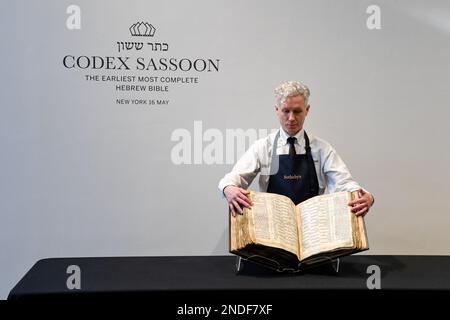 New York, Stati Uniti. 15th Feb, 2023. Il Codex Sassoon è presentato prima dell'asta da Sotheby's a New York, NY, il 15 febbraio 2023. Codex Sassoon è la prima e più completa Bibbia ebraica mai scoperto, risalente al 9th ° secolo. (Foto di Efren Landaos/Sipa USA) Credit: Sipa USA/Alamy Live News Foto Stock