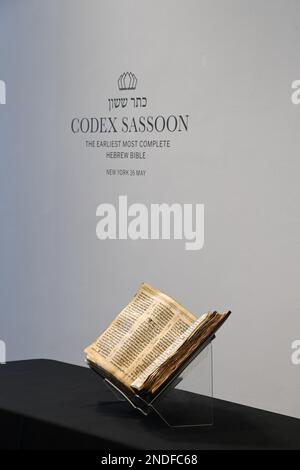 New York, Stati Uniti. 15th Feb, 2023. Il Codex Sassoon è presentato prima dell'asta da Sotheby's a New York, NY, il 15 febbraio 2023. Codex Sassoon è la prima e più completa Bibbia ebraica mai scoperto, risalente al 9th ° secolo. (Foto di Efren Landaos/Sipa USA) Credit: Sipa USA/Alamy Live News Foto Stock