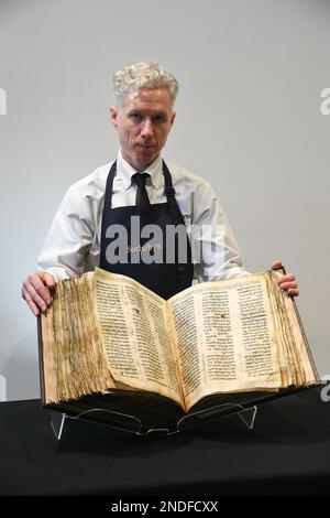 New York, Stati Uniti. 15th Feb, 2023. Il Codex Sassoon è presentato prima dell'asta da Sotheby's a New York, NY, il 15 febbraio 2023. Codex Sassoon è la prima e più completa Bibbia ebraica mai scoperto, risalente al 9th ° secolo. (Foto di Efren Landaos/Sipa USA) Credit: Sipa USA/Alamy Live News Foto Stock