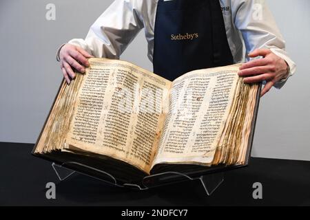 New York, Stati Uniti. 15th Feb, 2023. Il Codex Sassoon è presentato prima dell'asta da Sotheby's a New York, NY, il 15 febbraio 2023. Codex Sassoon è la prima e più completa Bibbia ebraica mai scoperto, risalente al 9th ° secolo. (Foto di Efren Landaos/Sipa USA) Credit: Sipa USA/Alamy Live News Foto Stock