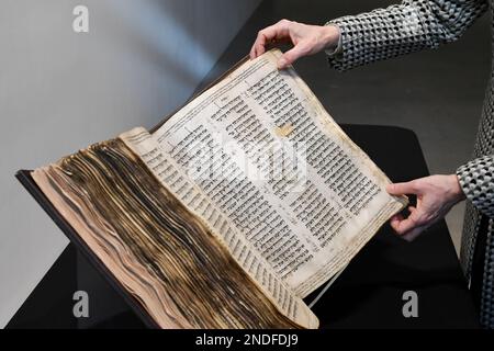 New York, Stati Uniti. 15th Feb, 2023. Il Codex Sassoon è presentato prima dell'asta da Sotheby's a New York, NY, il 15 febbraio 2023. Codex Sassoon è la prima e più completa Bibbia ebraica mai scoperto, risalente al 9th ° secolo. (Foto di Efren Landaos/Sipa USA) Credit: Sipa USA/Alamy Live News Foto Stock