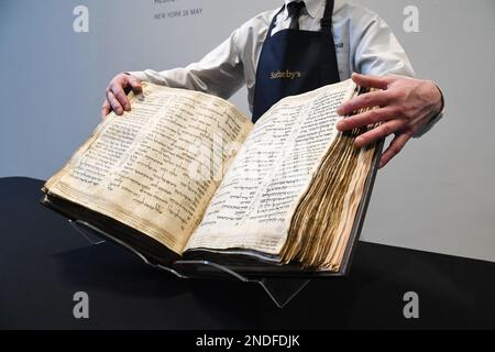 New York, Stati Uniti. 15th Feb, 2023. Il Codex Sassoon è presentato prima dell'asta da Sotheby's a New York, NY, il 15 febbraio 2023. Codex Sassoon è la prima e più completa Bibbia ebraica mai scoperto, risalente al 9th ° secolo. (Foto di Efren Landaos/Sipa USA) Credit: Sipa USA/Alamy Live News Foto Stock