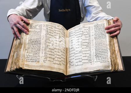 New York, Stati Uniti. 15th Feb, 2023. Il Codex Sassoon è presentato prima dell'asta da Sotheby's a New York, NY, il 15 febbraio 2023. Codex Sassoon è la prima e più completa Bibbia ebraica mai scoperto, risalente al 9th ° secolo. (Foto di Efren Landaos/Sipa USA) Credit: Sipa USA/Alamy Live News Foto Stock