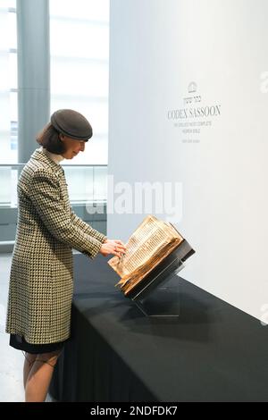 New York, Stati Uniti. 15th Feb, 2023. Il Codex Sassoon è presentato prima dell'asta da Sotheby's a New York, NY, il 15 febbraio 2023. Codex Sassoon è la prima e più completa Bibbia ebraica mai scoperto, risalente al 9th ° secolo. (Foto di Efren Landaos/Sipa USA) Credit: Sipa USA/Alamy Live News Foto Stock