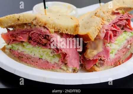 Panino Rueben di manzo cornuto su pane di segale Foto Stock