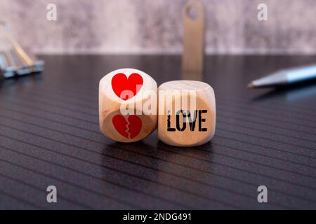 Amore non riacclamato. Rifiuto del riconoscimento nell'amore. Rifiuto delle relazioni, interruzione delle relazioni. Cuore spezzato. Foto Stock
