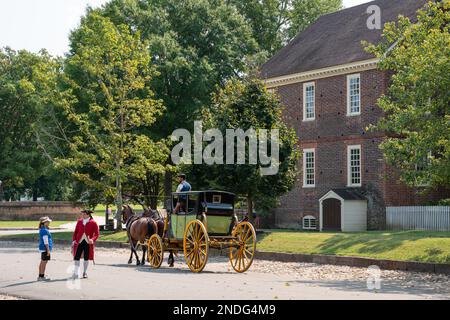 Williamsburg, Virginia, USA - 12 settembre 2021: Scena di strada con carrozza trainata da cavalli lungo la strada nella storica città coloniale di Williamsburg VA. Foto Stock