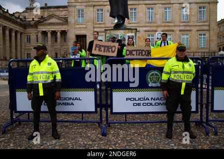 Gli oppositori del governo di Gustavo Petro hanno dei segnali che recitavano 'Petro Dictador' durante una manifestazione a sostegno delle riforme del governo colombiano a Bogotà, in Colombia, il 14 febbraio 2023. Foto di: Chepa Beltran/Long Visual Press Foto Stock