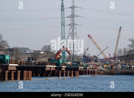 Harefield, Uxbridge, Regno Unito. 15th febbraio, 2023. Uno dei HS2 moli del lago della ferrovia ad alta velocità costruito con i cofferdams. L'Hillingdon Green Party (HGP) ha affermato che sono stati trovati livelli ''inaspettatamente' elevati di cromo-6 in HS2 siti di lavoro in tutta la Colne Valley, che si pensa derivino da vaste cementerie. Livelli di 77 ug/l (parti per miliardo) sono stati registrati in fase di deflusso presso il sito di HS2 pendenze della Western Valley e concentrazioni di 45 ug/l (ppb) sono state trovate nelle acque delle casse dei laghi della Colne Valley sopra la falda acquifera. Credit: Maureen McLean/Alamy Live News Foto Stock