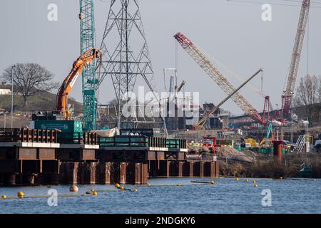 Harefield, Uxbridge, Regno Unito. 15th febbraio, 2023. Uno dei HS2 moli del lago della ferrovia ad alta velocità costruito con i cofferdams. L'Hillingdon Green Party (HGP) ha affermato che sono stati trovati livelli ''inaspettatamente' elevati di cromo-6 in HS2 siti di lavoro in tutta la Colne Valley, che si pensa derivino da vaste cementerie. Livelli di 77 ug/l (parti per miliardo) sono stati registrati in fase di deflusso presso il sito di HS2 pendenze della Western Valley e concentrazioni di 45 ug/l (ppb) sono state trovate nelle acque delle casse dei laghi della Colne Valley sopra la falda acquifera. Credit: Maureen McLean/Alamy Live News Foto Stock