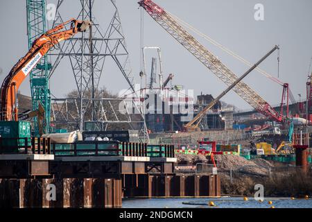 Harefield, Uxbridge, Regno Unito. 15th febbraio, 2023. Uno dei HS2 moli del lago della ferrovia ad alta velocità costruito con i cofferdams. L'Hillingdon Green Party (HGP) ha affermato che sono stati trovati livelli ''inaspettatamente' elevati di cromo-6 in HS2 siti di lavoro in tutta la Colne Valley, che si pensa derivino da vaste cementerie. Livelli di 77 ug/l (parti per miliardo) sono stati registrati in fase di deflusso presso il sito di HS2 pendenze della Western Valley e concentrazioni di 45 ug/l (ppb) sono state trovate nelle acque delle casse dei laghi della Colne Valley sopra la falda acquifera. Credit: Maureen McLean/Alamy Live News Foto Stock