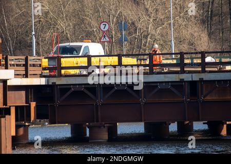 Harefield, Uxbridge, Regno Unito. 15th febbraio, 2023. Uno dei HS2 moli del lago della ferrovia ad alta velocità costruito con i cofferdams. L'Hillingdon Green Party (HGP) ha affermato che sono stati trovati livelli ''inaspettatamente' elevati di cromo-6 in HS2 siti di lavoro in tutta la Colne Valley, che si pensa derivino da vaste cementerie. Livelli di 77 ug/l (parti per miliardo) sono stati registrati in fase di deflusso presso il sito di HS2 pendenze della Western Valley e concentrazioni di 45 ug/l (ppb) sono state trovate nelle acque delle casse dei laghi della Colne Valley sopra la falda acquifera. Credit: Maureen McLean/Alamy Live News Foto Stock