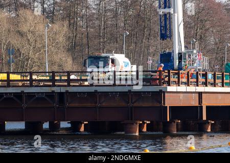 Harefield, Uxbridge, Regno Unito. 15th febbraio, 2023. Uno dei HS2 moli del lago della ferrovia ad alta velocità costruito con i cofferdams. L'Hillingdon Green Party (HGP) ha affermato che sono stati trovati livelli ''inaspettatamente' elevati di cromo-6 in HS2 siti di lavoro in tutta la Colne Valley, che si pensa derivino da vaste cementerie. Livelli di 77 ug/l (parti per miliardo) sono stati registrati in fase di deflusso presso il sito di HS2 pendenze della Western Valley e concentrazioni di 45 ug/l (ppb) sono state trovate nelle acque delle casse dei laghi della Colne Valley sopra la falda acquifera. Credit: Maureen McLean/Alamy Live News Foto Stock