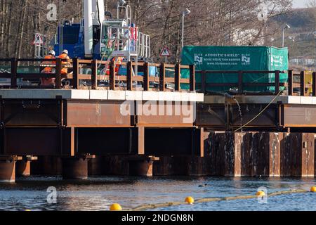 Harefield, Uxbridge, Regno Unito. 15th febbraio, 2023. Uno dei HS2 moli del lago della ferrovia ad alta velocità costruito con i cofferdams. L'Hillingdon Green Party (HGP) ha affermato che sono stati trovati livelli ''inaspettatamente' elevati di cromo-6 in HS2 siti di lavoro in tutta la Colne Valley, che si pensa derivino da vaste cementerie. Livelli di 77 ug/l (parti per miliardo) sono stati registrati in fase di deflusso presso il sito di HS2 pendenze della Western Valley e concentrazioni di 45 ug/l (ppb) sono state trovate nelle acque delle casse dei laghi della Colne Valley sopra la falda acquifera. Credit: Maureen McLean/Alamy Live News Foto Stock