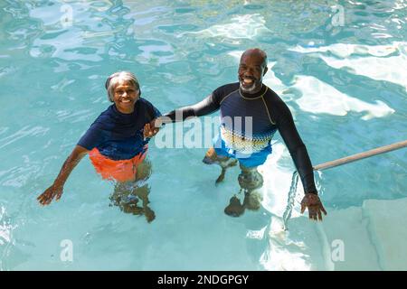 Ritratto di coppia anziana afroamericana sorridente in piscina. stile di vita e concetto di vita senior in pensione Foto Stock