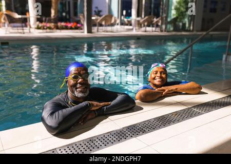 Ritratto di coppia anziana afroamericana sorridente in piscina. stile di vita e concetto di vita senior in pensione Foto Stock