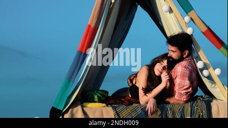 Coppia escursionisti campeggio sulla natura. Amanti romantici in vacanza campeggio. Coppia sul picnic in tenda, stile di vita del campeggio con la ragazza. Foto Stock