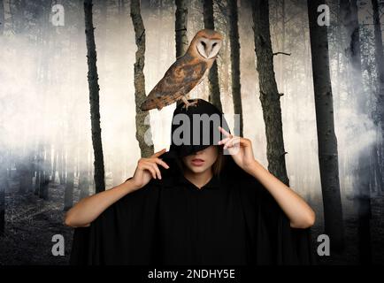 Ragazza indossando fata verde costume con emulazione penna ottica Foto stock  - Alamy