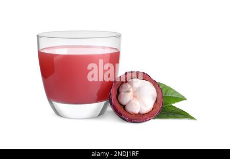 Delizioso succo di mangosten in vetro su sfondo bianco Foto Stock