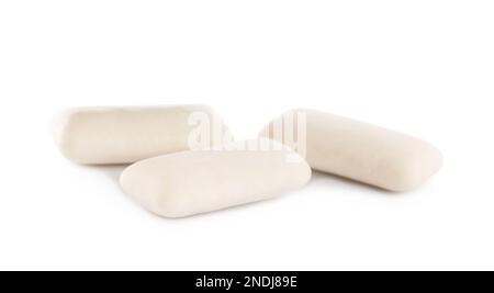 Tre pezzi di gomma da masticare dolce su sfondo bianco Foto Stock