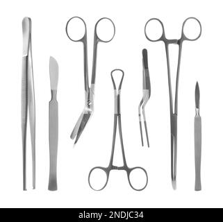 Set con diversi strumenti chirurgici su sfondo bianco Foto Stock