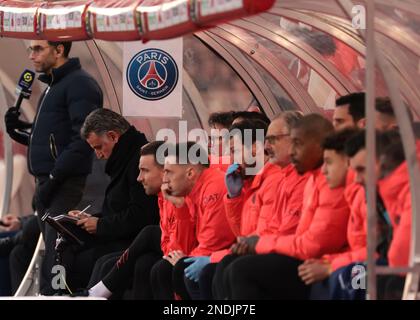 Monaco, Monaco, 11th febbraio 2023. Christophe Galtier Head Coach di PSG prende appunti sulla panchina durante la partita Uber Eats Ligue 1 allo Stade Louis II di Monaco. L'immagine di credito dovrebbe essere: Jonathan Moskrop / Sportimage Foto Stock