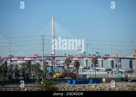 Long Beach, California, USA - 24 luglio 2023: Il traffico dei container del porto attraversa il ponte Long Beach International Gateway. Foto Stock