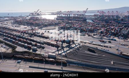 Long Beach, California, USA - 24 luglio 2023: La luce del sole del pomeriggio splende sul trafficato porto di Long Beach. Foto Stock