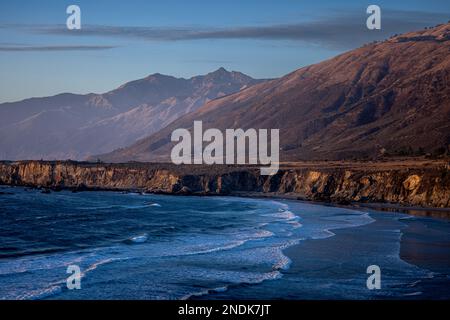 Sabbia Dollar Beach e Cone Peak sulla costa meridionale di Big sur CA durante il tramonto. Foto Stock