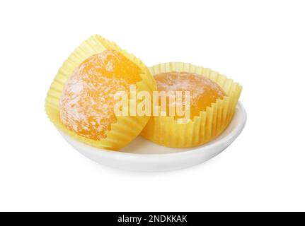 Piatto con deliziosi mochi su sfondo bianco. Dessert tradizionale giapponese Foto Stock