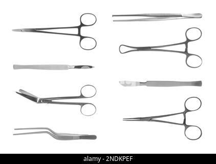 Set con diversi strumenti chirurgici su sfondo bianco Foto Stock