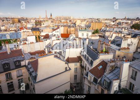 Saint-Germain-des-Pres e architettura dei tetti francesi dall'alto all'alba dal quartiere latino, Parigi, Francia Foto Stock