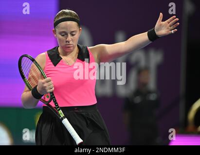 Doha, Qatar. 15th Feb, 2023. Jelena Ostapenko di Lettonia reagisce durante il singolo turno di 16 partita contro Jessica Pegula degli Stati Uniti al WTA500 Qatar Open 2023 a Doha, Qatar, 15 febbraio 2023. Credit: Nikku/Xinhua/Alamy Live News Foto Stock