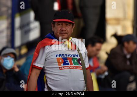 La gente si riunisce con le bandiere colombiane durante una manifestazione per sostenere le riforme del governo colombiano a Bogotà, Colombia, il 14 febbraio 2023. Foto di: Cristian Bayona/Long Visual Press Foto Stock