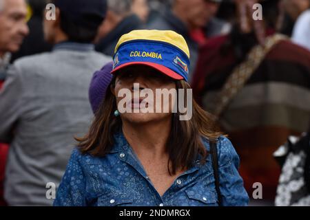 La gente si riunisce con le bandiere colombiane durante una manifestazione per sostenere le riforme del governo colombiano a Bogotà, Colombia, il 14 febbraio 2023. Foto di: Cristian Bayona/Long Visual Press Foto Stock