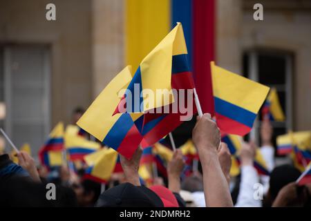 La gente si riunisce con le bandiere colombiane durante una manifestazione per sostenere le riforme del governo colombiano a Bogotà, Colombia, il 14 febbraio 2023. Foto di: Daniel Romero/Long Visual Press Foto Stock