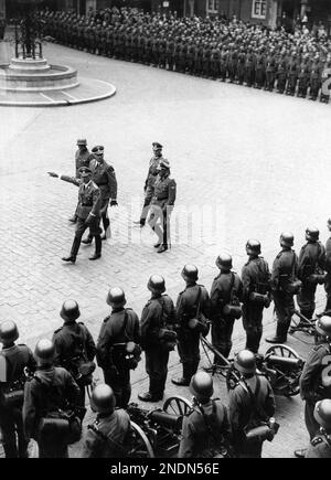 il commissario Reich Seyss Inquart ispeziona il battaglione Totenkopf arruolato al Binnenhof. Il suo nome ufficiale era Totenkopf Standarte, parte della Waffen SS. Sono stati coinvolti nello sciopero di febbraio del 1941. Striscia di testo allegata alla fotografia. Foto Stock