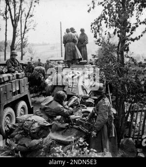 Un'unità motorizzata della Divisione 'Totenkopf' Waffen-SS 3rd Panzer all'avanzata in Lettonia il 23 settembre 1941, durante la fase di apertura dell'operazione Barbarossa, l'invasione nazista dell'Unione Sovietica. Foto Stock