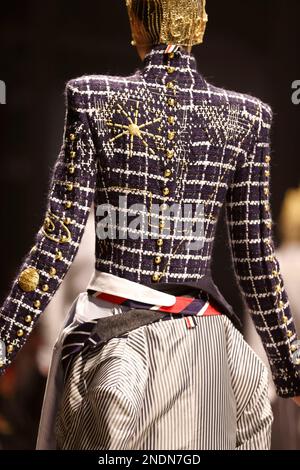 New York, Stati Uniti. 14th Feb, 2023. Un modello cammina sulla pista alla sfilata di moda Thom Browne durante l'Autunno Inverno 2023 Collections Fashion Show alla New York Fashion Week a New York il 14 2023 febbraio. (Foto di Jonas Gustavsson/Sipa USA) Credit: Sipa USA/Alamy Live News Foto Stock