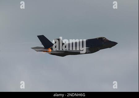 Un F-35A Lightning II con lo Squadrone Fighter 60th, 33rd Fighter Wing, decollo dalla Naval Air Station Key West, Florida, 13 febbraio 2023. I militari con la 33rd Fighter Wing si sono recati al NAS Key West per condurre un addestramento fuori sede evitando ritardi dovuti a condizioni meteorologiche avverse. (STATI UNITI Air Force foto di Airmen Christian Corley) Foto Stock