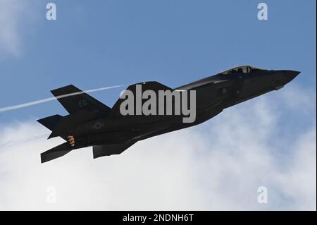 Un F-35A Lightning II con lo Squadrone Fighter 60th, 33rd Fighter Wing, decollo dalla Naval Air Station Key West, Florida, 13 febbraio 2023. Il 60th Fighter Squadron e l'AMU si sono recati al NAS Key West per sfruttare le condizioni meteorologiche ottimali, concentrarsi sulla missione di addestramento, mettere in pratica le abilità in un nuovo ambiente e costruire cameratismo nelle unità. (STATI UNITI Air Force foto di Airman 1st Class Christian Corley) Foto Stock