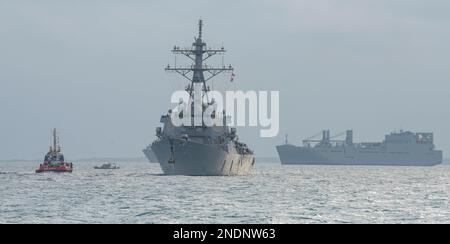 230211-N-EJ241-1044 il cacciatorpediniere missilistico guidato della classe Arleigh Burke USS Paul Hamilton (DDG 60) arriva a Diego Garcia per una visita al porto prevista il 11 febbraio 2023. La visita ha sottolineato l'importanza strategica di Diego Garcia per un indo-Pacifico libero e duraturo, abilitando la presenza, garantendo l'accesso e fornendo difesa ai beni comuni globali. Paul Hamilton, parte del Nimitz Carrier Strike Group, è in US 7th Fleet che conduce operazioni di routine. (STATI UNITI Foto Navy di Mass Communication Specialist 2nd Class Jan David De Luna Mercado) Foto Stock