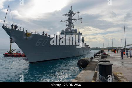 230211-N-EJ241-1080 il cacciatorpediniere missilistico guidato di classe Arleigh Burke USS Paul Hamilton (DDG 60) si prepara a ormeggiare presso la US Navy Support Facility Diego Garcia per una visita al porto programmata il 11 febbraio 2023. La visita ha sottolineato l'importanza strategica di Diego Garcia per un indo-Pacifico libero e duraturo, abilitando la presenza, garantendo l'accesso e fornendo difesa ai beni comuni globali. Paul Hamilton, parte del Nimitz Carrier Strike Group, è in US 7th Fleet che conduce operazioni di routine. (STATI UNITI Foto Navy di Mass Communication Specialist 2nd Class Jan David De Luna Mercado) Foto Stock