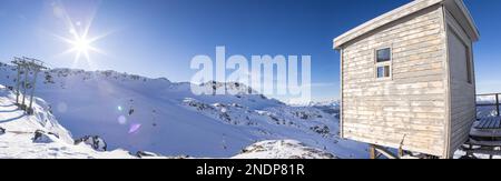 Rifugio, stazione meteo, skilift, sul ghiacciaio Blackcomb. Foto Stock