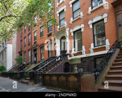 Una strada attraente di case cittadine ben conservate del 19th° secolo nel quartiere Brooklyn Heights di New York City. Foto Stock